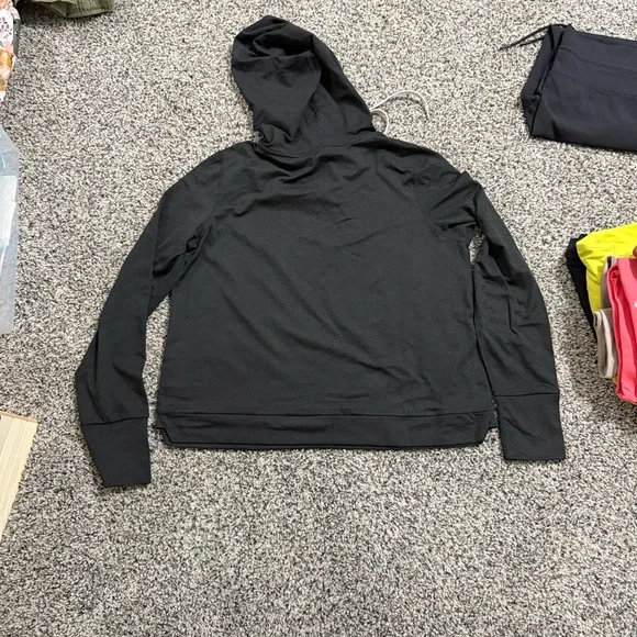 Vuori Heathered Black Halo Hoodie Top - Picture 4 of 5